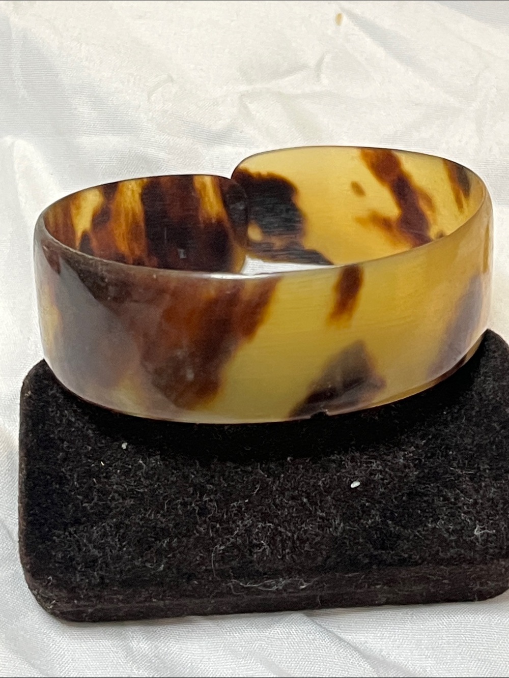 Tortoiseshell-Pattern Resin Cuff Bracelet - Brown/Amber for Women